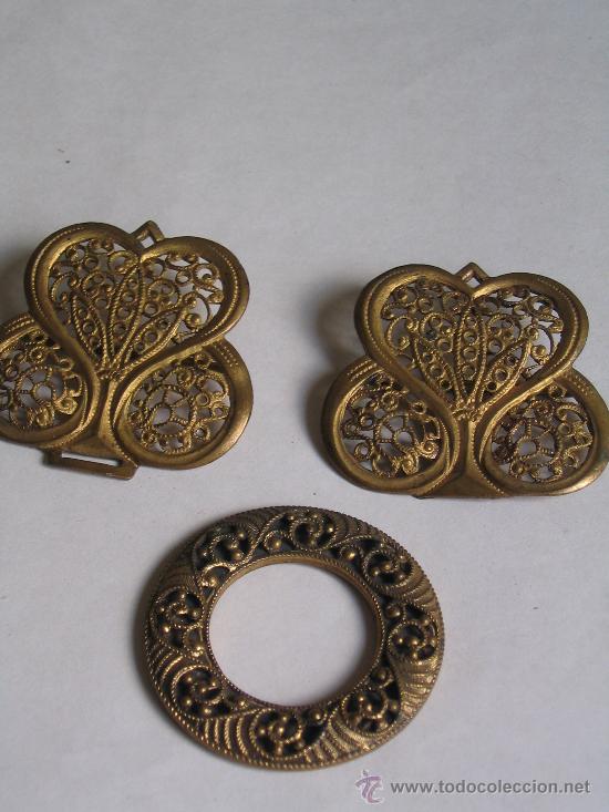 Joyeria: broche (2) y anilla antiguos imitacion filigrana en metal dorado
