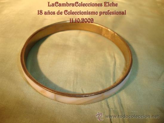 Joalharia: ANTIGUA PULSERA CON DECORACION DE NACAR O TIPO NACAR.
