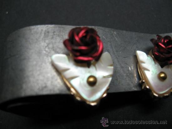 Schmuck: DELICADOS PENDIENTES DE TARDE, HOJAS DE NACAR LABRADO CON ROSAS EN LATON BA&Ntilde;ADO EN ROJO. PP.SG.XX.
