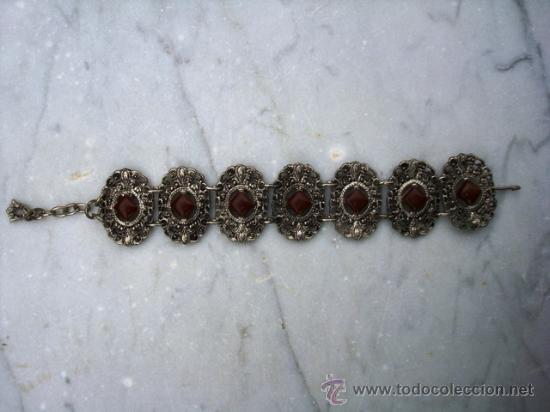 Joaillerie: BONITA PULSERA DE METAL PLATEADO CON APLICACIONES EN COLOR MARRON 22CM