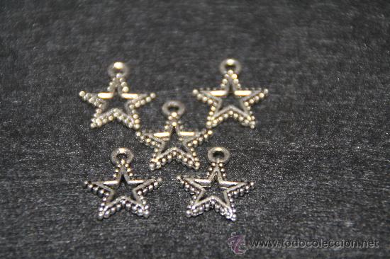 Joalharia: Cinco colgantes con forma de estrella plateados