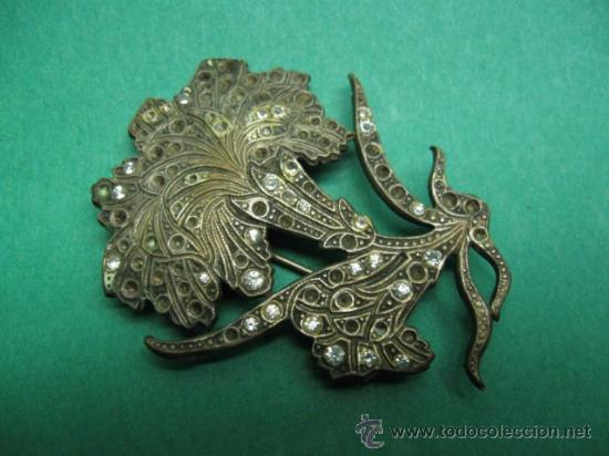 Joyeria: PURO BROCHE A MODO DE CLAVEL DE EPOCA ART NOUVEAU, 1900 -1918. LATON CON CHISPINAS. MIDE 5 X 4 CM.
