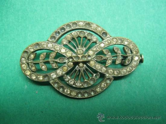 Joyeria: PURO BROCHE DE EPOCA ART NOUVEAU, 1900 -1918. LATON CON CHISPINAS. MIDE 2,5 X 4 CM.