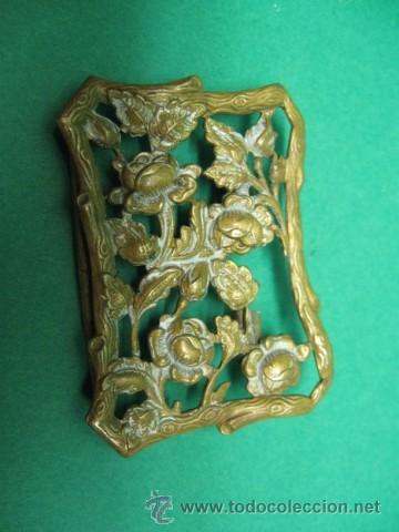 Joyeria: PRECIOSA Y ANTIGUA HEBILLA EN LATON RELIEVE, ART NOUVEAU FF.SG.XIX. 1890-1910. MIDE 5,5X4 CM.