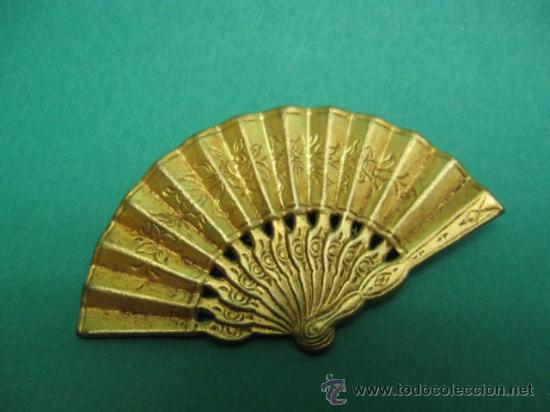 Joyeria: PRECIOSO BROCHE A MODO DE PERICON ART NOUVEAU, PP.SG.XX. 1910. SIN USO. EN CHAPA DE LATON RELIEVE.