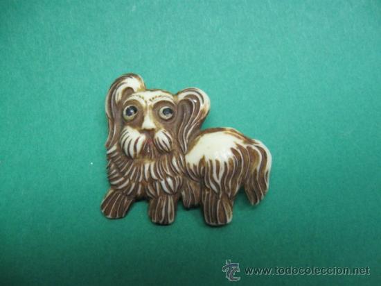 Schmuck: PRECIOSO BROCHE A MODO DE PERRIN PELUDO, EN BAQUELITA, A&Ntilde;OS 1930. ART DECO. MIDE 4X4CM.