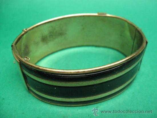 Joyeria: PRECIOSO Y ANTIGUO BRAZALETE EPOCA ART DECO, METAL CON BA&Ntilde;O DE ORO BAJO Y PLAQUETA DE SIMILAZABACHE.