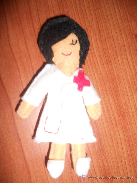 Joyeria: MU&Ntilde;EQUITA REALIZADA EN FIELTRO. ALUSION A UNA ENFERMERA.