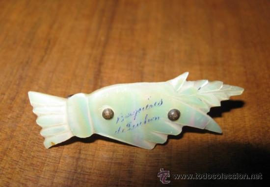 Schmuck: ANTIGUO Y DELICADO BROCHE EN MADREPERLA A MODO DE MANO. BAQUERES. FF.SG.XIX. MIDE 4 X 1,5 CM.