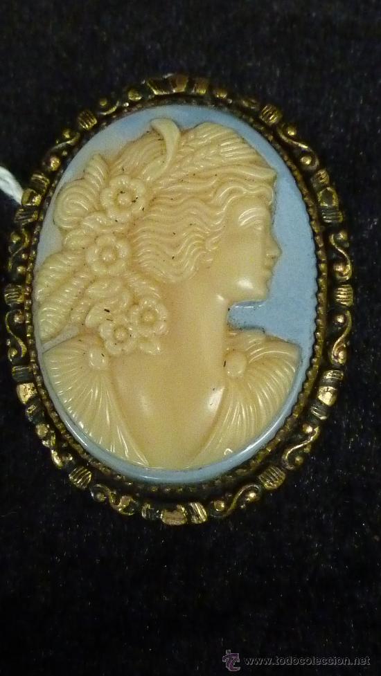 Joyeria: Antiguo broche de metal y pasta. - Foto 2