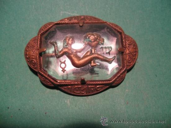 Joalharia: CONSERVADO Y ANTIGUO BROCHE ENGARZADO EN CRISTAL TALLADO, SIGNO DE VIRGO, EPOCA ART DECO 1920.