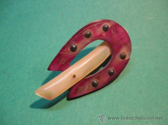 Schmuck: ANTIGUO Y PRECIOSO BROCHE EN NACAR TINTADA A MODO DE HERRADURA, FF.S.GXIX.