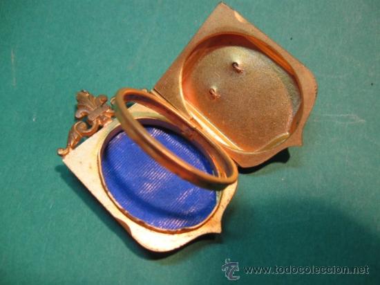 Joaillerie: ANTIGUO Y ELABORADO GUARDAFOTOS EN METAL DORADO Y PLATA TREBOL, FF.SG.XIX. DE BOLSO