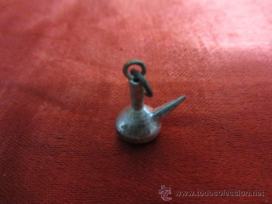 Joalharia: Simp&aacute;tico colgante en forma de porron.