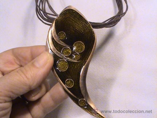 Schmuck: Collar en metal con lacados y cadena en tiras de cuero.