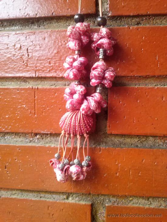 Gioielleria: Bonito collar de conchas en tonos rosas y blancos. Cuerda y bolas de metal. 36 cms. largo total.