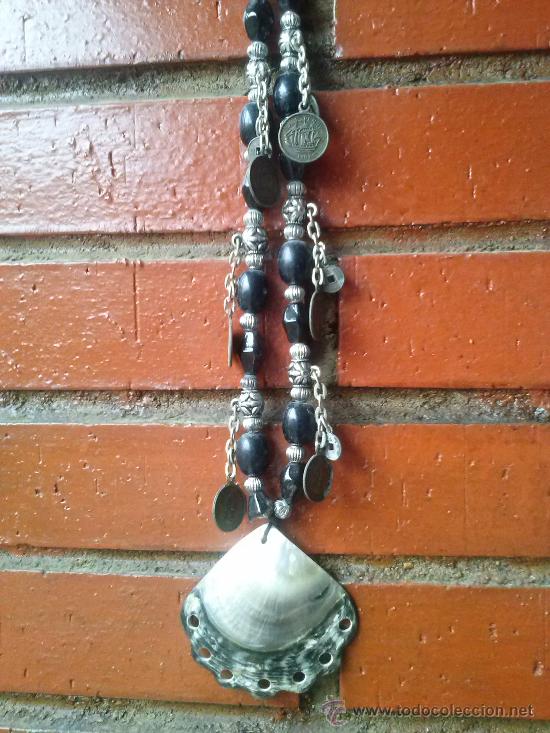 Gioielleria: Precioso collar bolas de piedra negra, adornos bola de metal y monedas; con concha grande en extremo