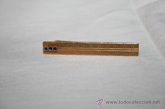 Schmuck: BONITO PASADOR DE CORBATA EN METAL DORADO. A&Ntilde;OS 70