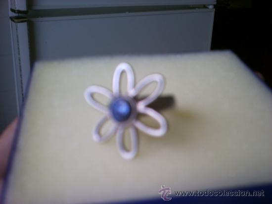 Joyeria: PRECIOSO ANILLO  EN FORMA DE MARCARITA CON PIEDRA LAPIZLAZUL EN EL CENTRO.