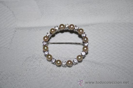 Joyeria: JOY234 BROCHE. METAL PLATEADO, STRASS Y PERLAS. 3 CM. ESPA&Ntilde;A. A&Ntilde;OS 40