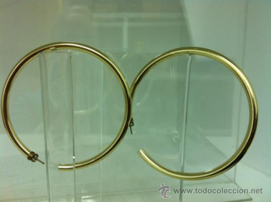 Joyeria: Enormes aros de metal dorados.A&ntilde;os 80