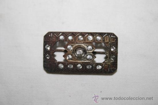 Joyeria: JOY167 BROCHE EN METAL DORADO CON DECORACI&Oacute;N DE CRISTAL BLANCO. 3,5 * 1,8 CM. PRINC. S. XX
