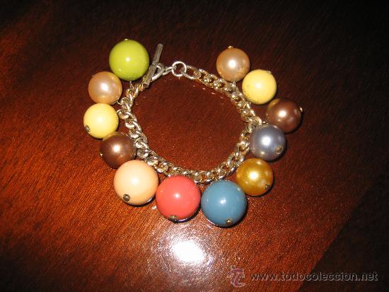 Schmuck: Pulsera met&aacute;lica y cuentas de colores en madera. Hacia 1955
