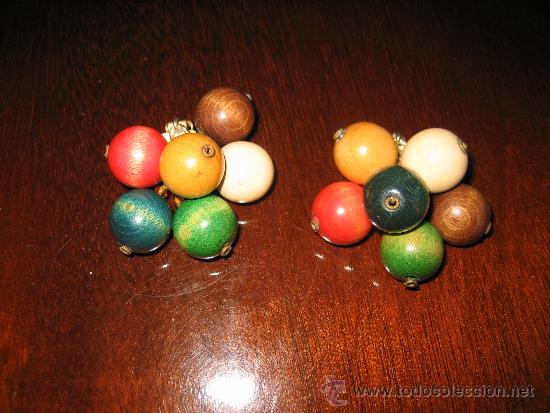 Schmuck: Pareja zarcillos pendientes bolas de colores en madera. A&ntilde;os 60