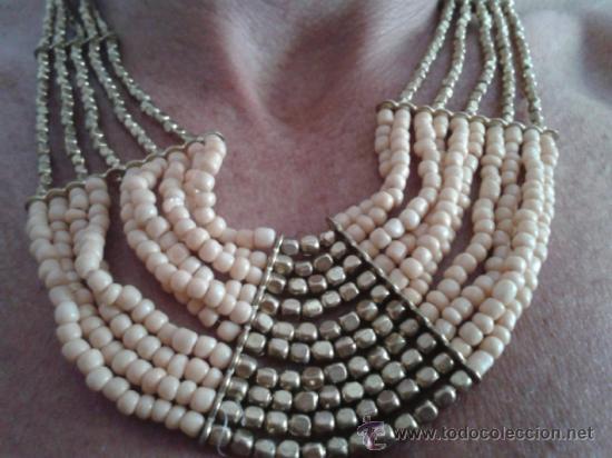 Joaillerie: PRECIOSO COLLAR GARGANTILLA DE CUENTAS COLOR HUESO Y CUENTAS METALIZADAS. .