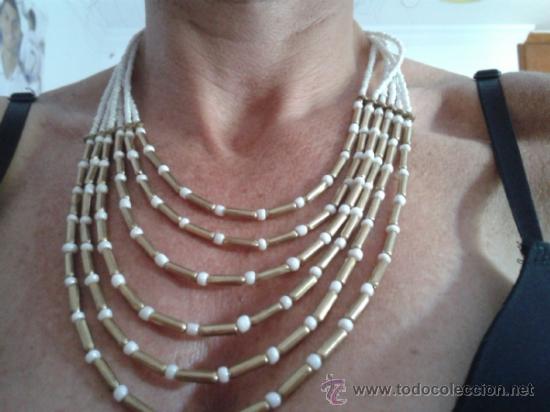 Schmuck: PRECIOSO COLLAR CON CUENTAS BLANCAS Y METALIZADAS. . BROCHE DE SEGURIDAD CON CADENITA