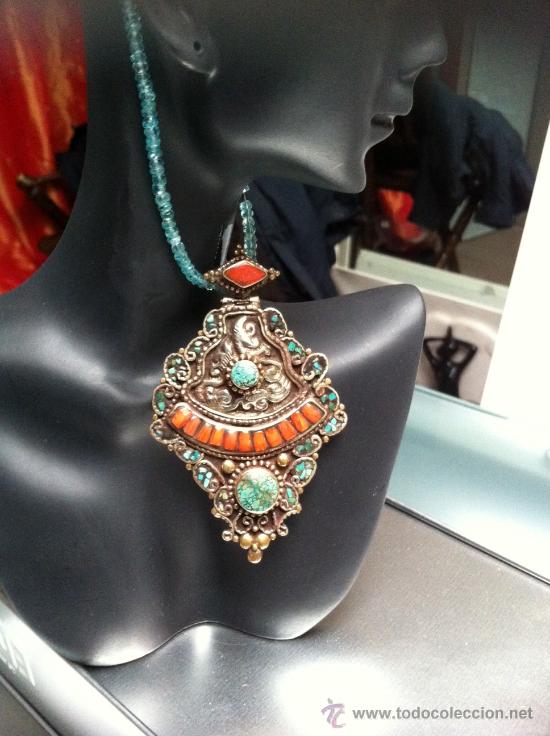 Schmuck: COLGANTE DE ALPACA CON TURQUESA Y CORAL MOTIVO ORIENTAL