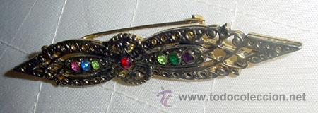 Schmuck: BONITO Y ANTIGUO BROCHE A&Ntilde;OS 50 DE METAL DORADO  CON DISE&Ntilde;O EN LAZO, DECORADO EN PEDRERIA DE TONALID