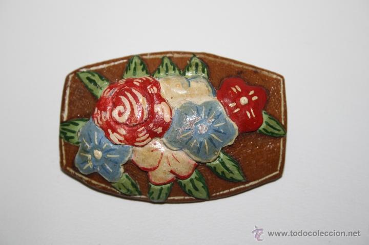 Joyeria: JOY209 BROCHE CON FLORES PINTADAS. CUERO. 5,5 * 3,5 CM. FIRMADO NURIA. PRIMERA MITAD S. XX
