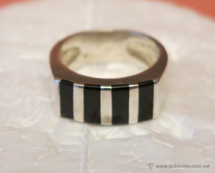 Joyeria: Anillo plateado y negro - Foto 1