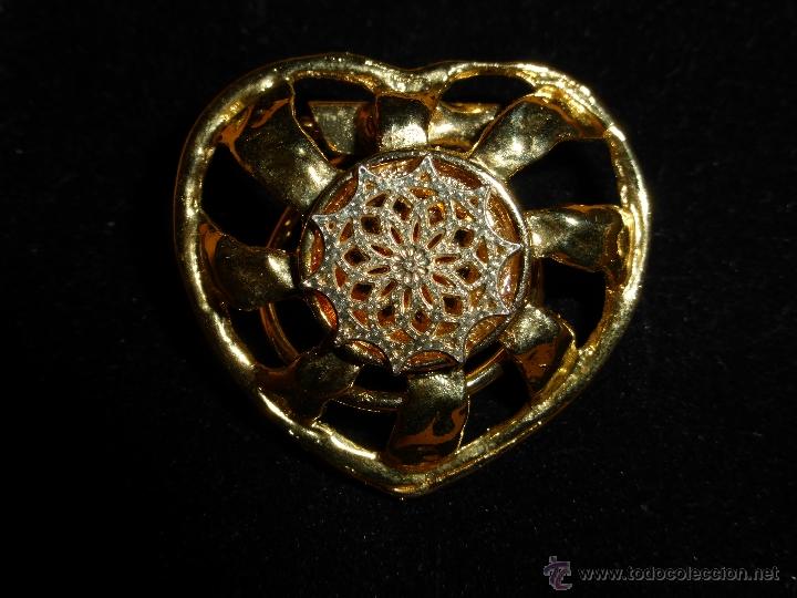 Jewelry: BROCHE O PINZA PARA COLOCAR LOS PA&Ntilde;UELOS EN EL CUELLO.