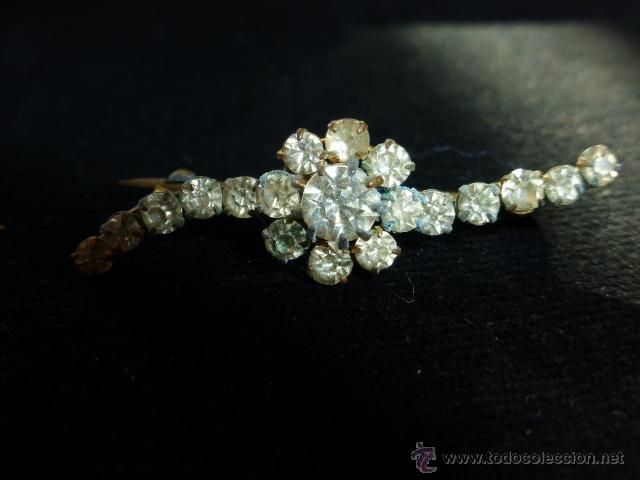 Joyeria: BROCHE CON MOTIVO FLORAL EN PEDRERIA