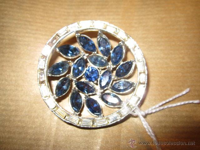 Joalharia: Antiguo precioso broche a&ntilde;os 50, en metal plateado y cristales. 4,5 cms. di&aacute;metro.