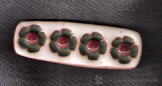 Schmuck: Cuatro flores. Broche. Pasador. Cer&aacute;mica (&iquest; esmaltada / vitrificada ?). 5'5 x 2 cmtrs.