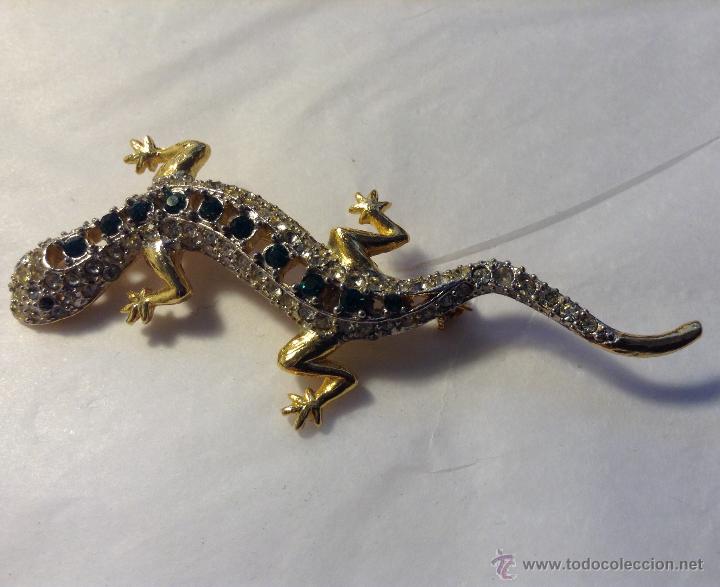 Schmuck: Un cl&aacute;sico broche con pedrer&iacute;a a&ntilde;os 80