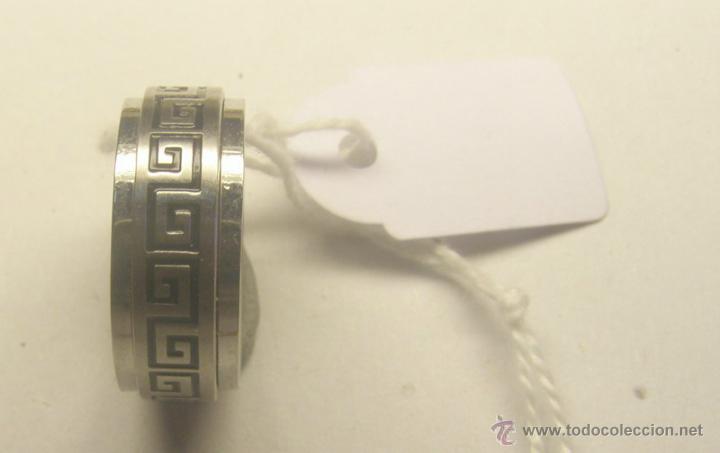 Joyeria: Anillo de acero inoxidable antial&eacute;rgico. Di&aacute;metro interior 17 mm. N&ordm; 10. A&ntilde;os 80.