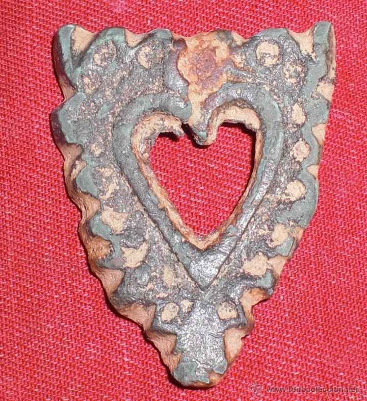 Joyeria: Antiguo broche en bronce forma de corazon. - Foto 1