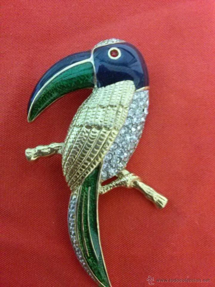Schmuck: BROCHE PAJARO TROPICAL EM METAL ESMALTADO Y PEDRERIA