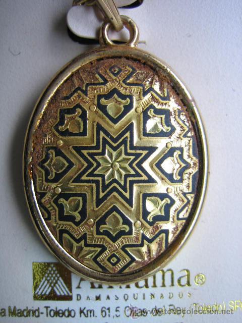 Joaillerie: Colgante Adamasquinado con motivos hispano arabe. Medidas 2,7x3,7 cm