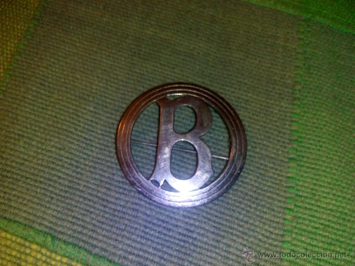 Joyeria: Antiguo broche de metal plateado con la letra B en el centro. - Foto 1