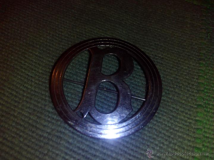 Joyeria: Antiguo broche de metal plateado con la letra B en el centro. - Foto 2