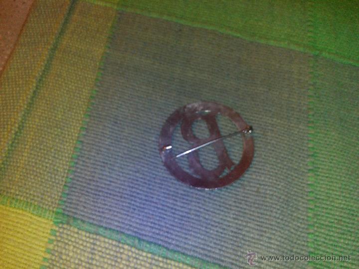 Joyeria: Antiguo broche de metal plateado con la letra B en el centro. - Foto 4
