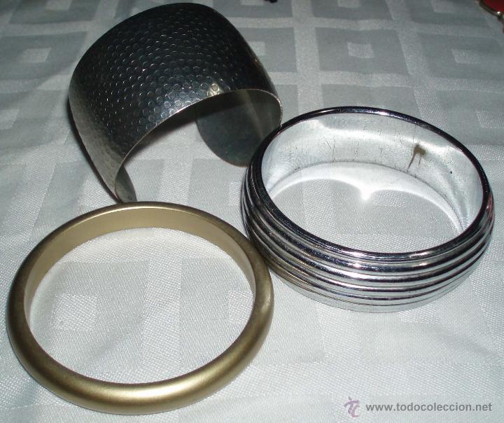 Gioielleria: tres pulseras antiguas de metal