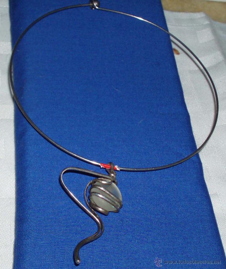 Joyeria: gargantilla plateada con una piedra entrelazada - Foto 1
