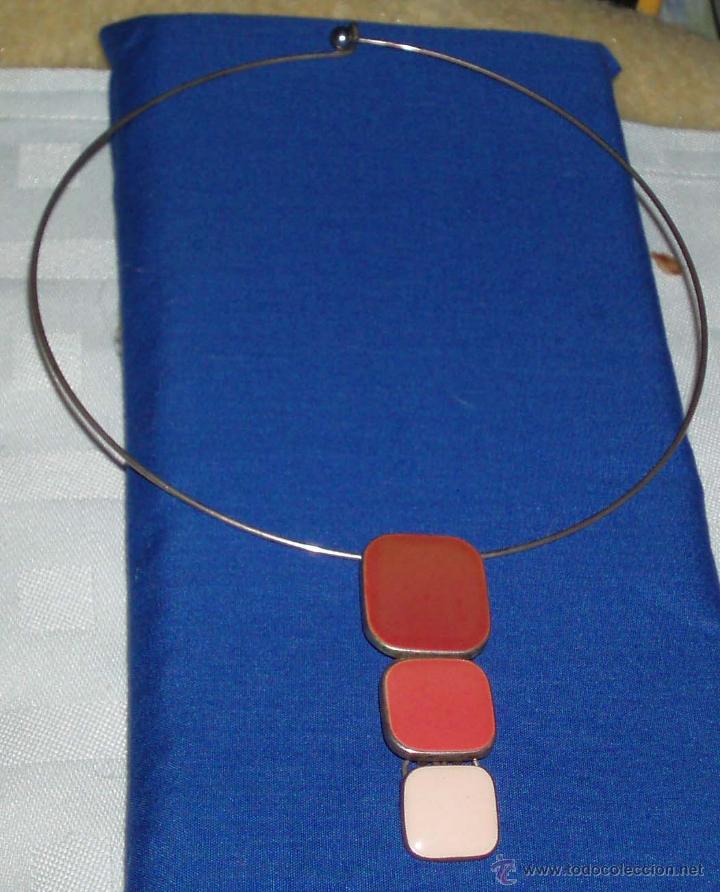 Gioielleria: gargantilla plateada con tres piezas diferente color