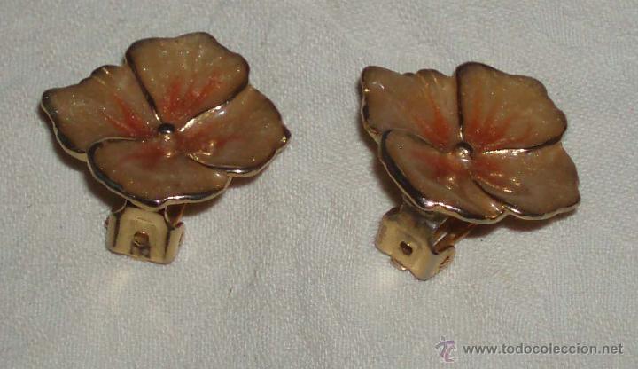 Gioielleria: juego de pendientes dorados en forma de flor (trebol de cuatro hojas)